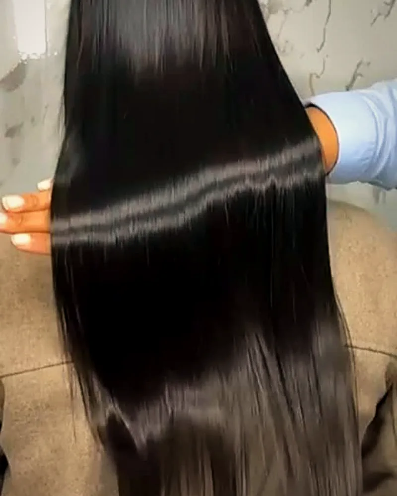 Brilho espelhado em cabelo preto comprido