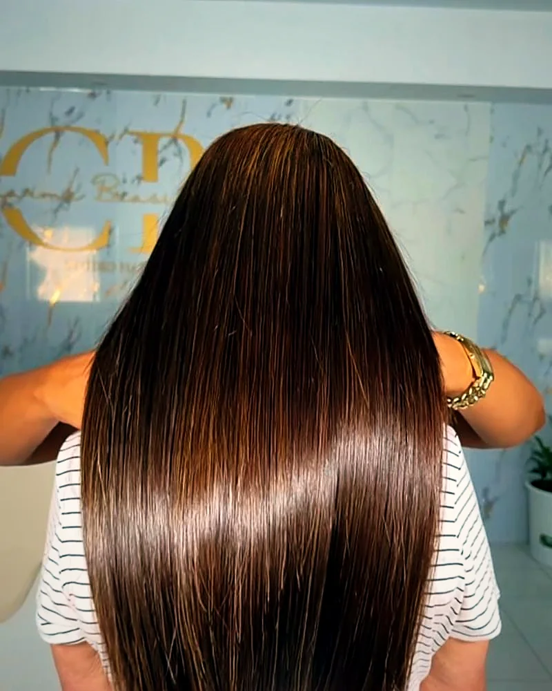 Cabelo castanho saudável, liso e brilhante
